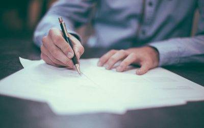 Persona revisando documentación de Seguridad Social sobre una mesa